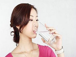 寶寶喝天然水好不好